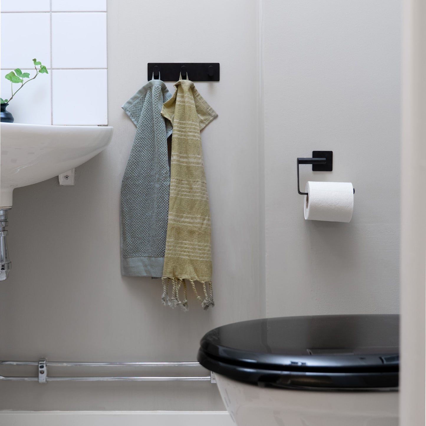 Toiletpapierhouder, Zelfklevend