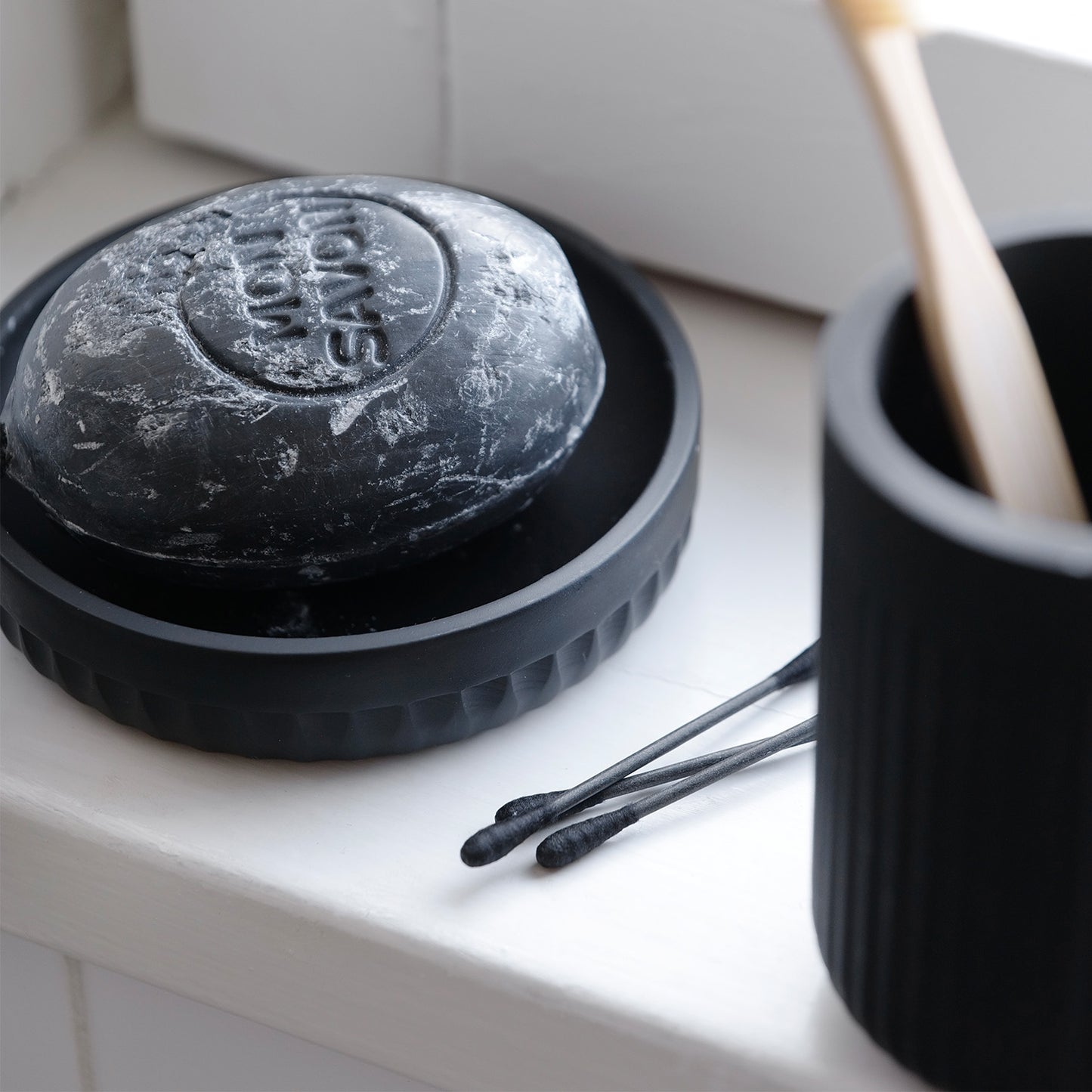 BB TVÅLKOPP/FAT RÄFFLAD SVART