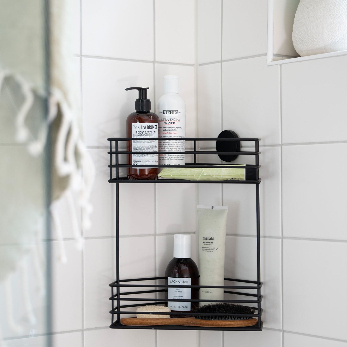 HÖRNDUSCHKORG I 2 PLAN SVART