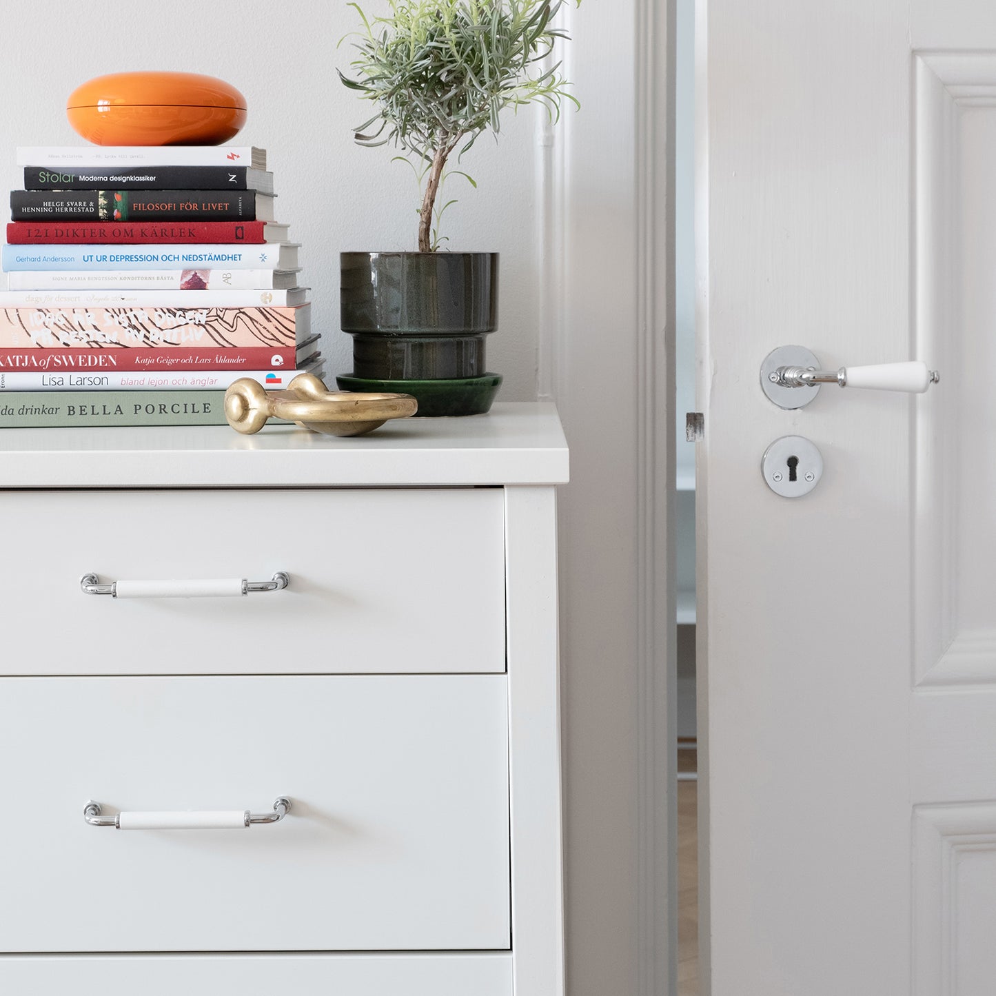 LÅDHANDTAG KROM/VIT TRÄ 128 MM