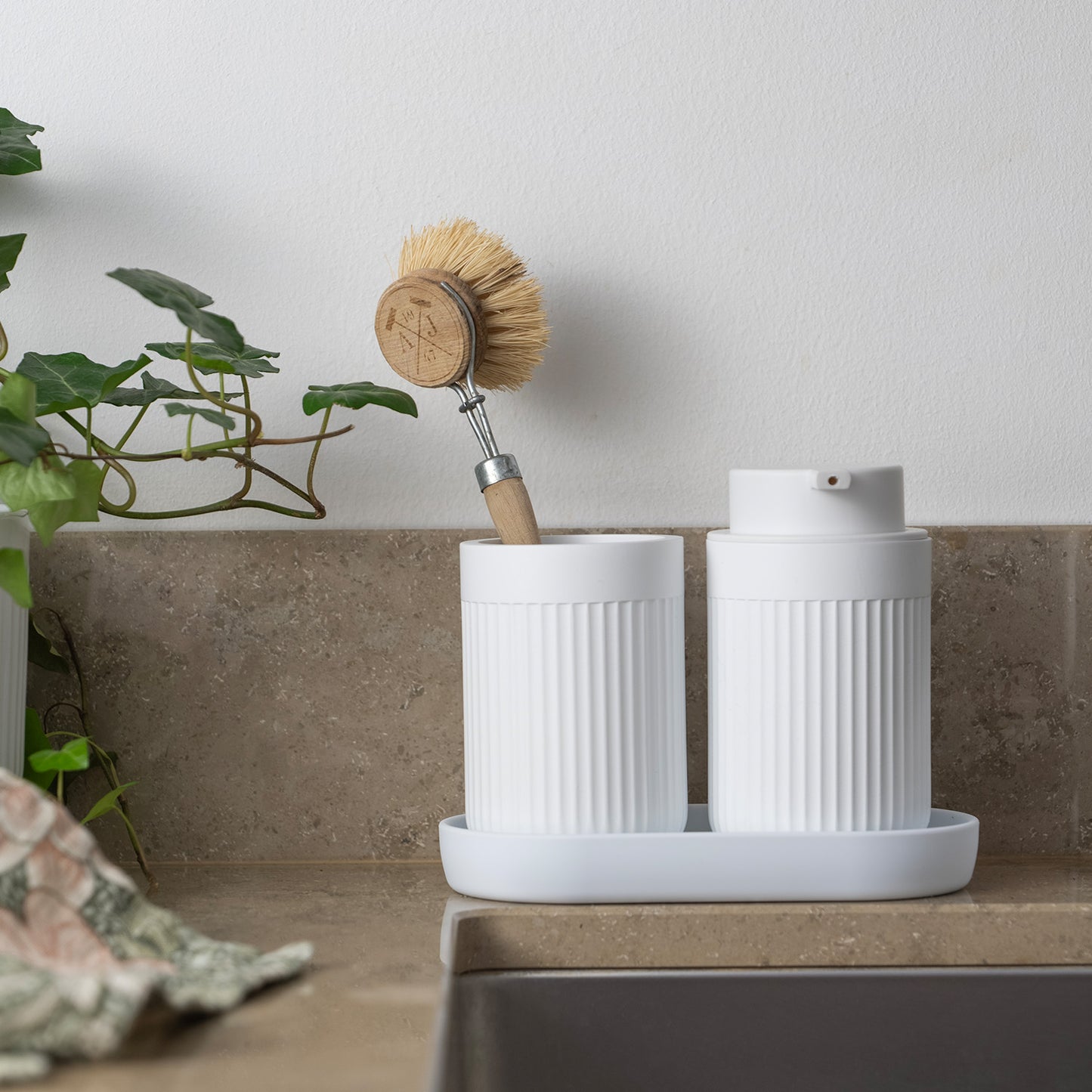 BB TVÅLDISPENSER RÄFFLAD VIT