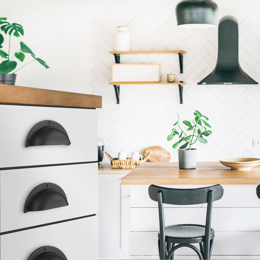 SKÅLHANDTAG MATT SVART CC 64MM