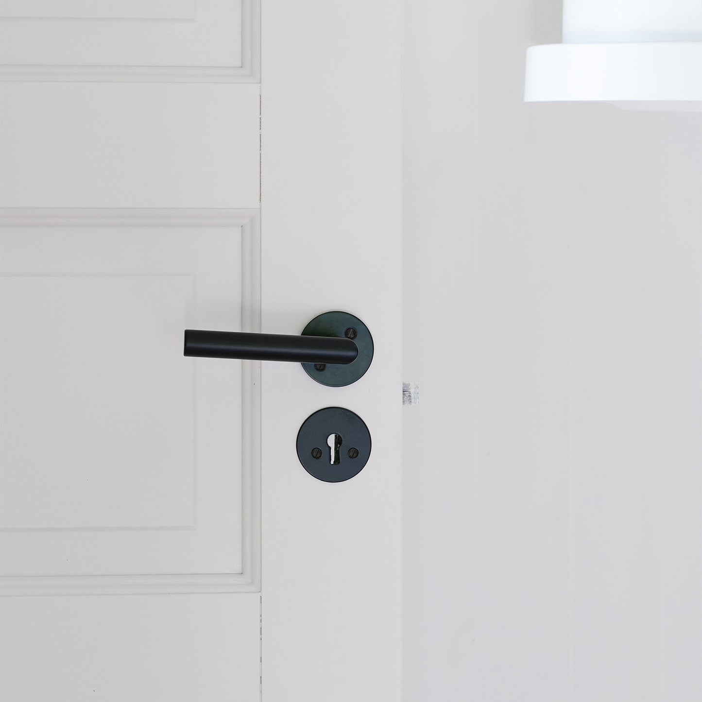 DÖRRTRYCKE RUND RÄTVINKL SVART