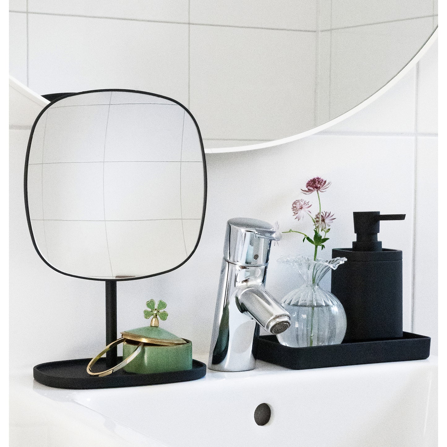 BB TVÅLDISPENSER SVART KANTIG